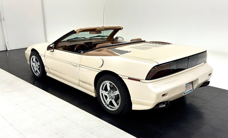 Pontiac-Fiero-1988-Pearl-White-Saddle-7