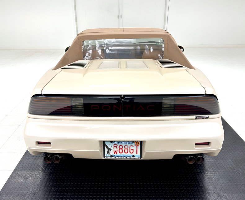 Pontiac-Fiero-1988-Pearl-White-Saddle-8