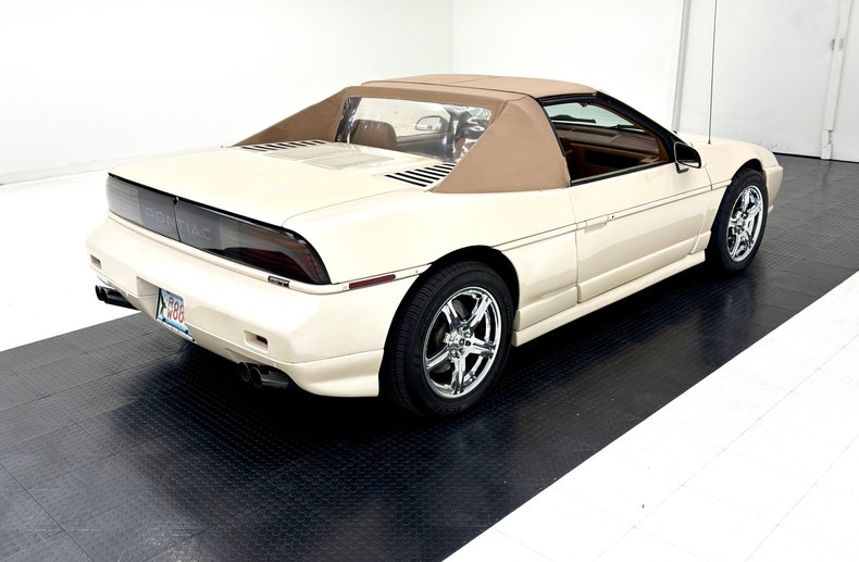 Pontiac-Fiero-1988-Pearl-White-Saddle-9