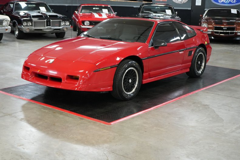 Pontiac-Fiero-1988-Red-Gray-1