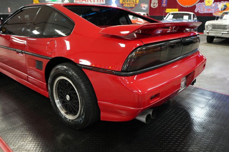 Pontiac-Fiero-1988-Red-Gray-11
