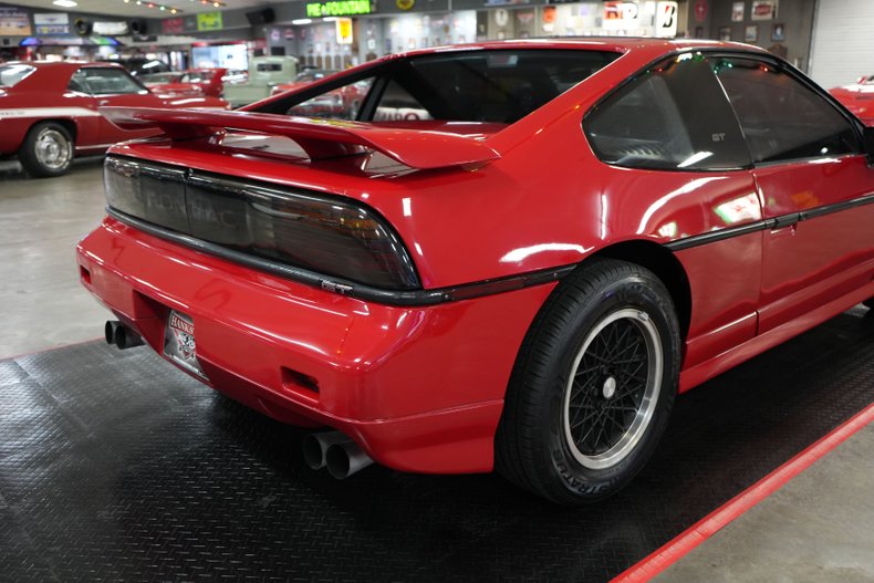 Pontiac-Fiero-1988-Red-Gray-14