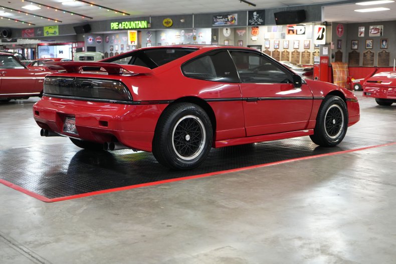 Pontiac-Fiero-1988-Red-Gray-32