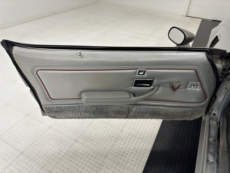 Pontiac-Firebird-1979-Platinum-Poly-Silver-35