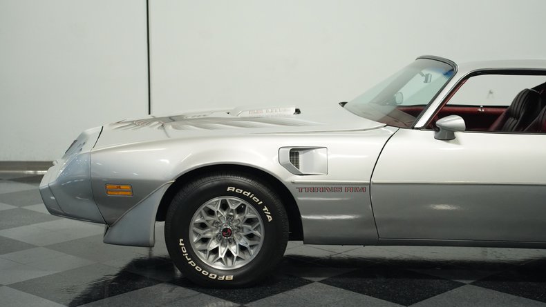 Pontiac-Firebird-1979-Platinum-Silver-Meta-Carmine-21