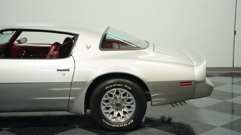 Pontiac-Firebird-1979-Platinum-Silver-Meta-Carmine-22