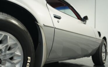 Pontiac-Firebird-1979-Platinum-Silver-Meta-Carmine-25