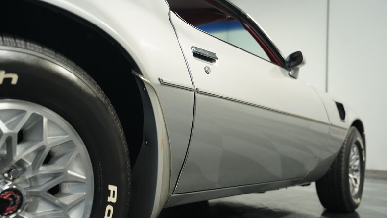 Pontiac-Firebird-1979-Platinum-Silver-Meta-Carmine-25