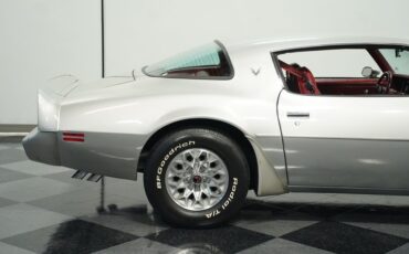 Pontiac-Firebird-1979-Platinum-Silver-Meta-Carmine-26