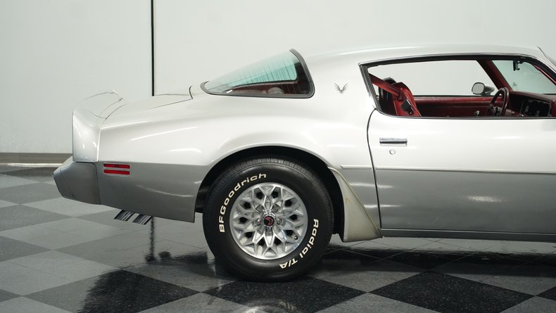 Pontiac-Firebird-1979-Platinum-Silver-Meta-Carmine-26