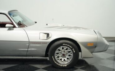 Pontiac-Firebird-1979-Platinum-Silver-Meta-Carmine-27