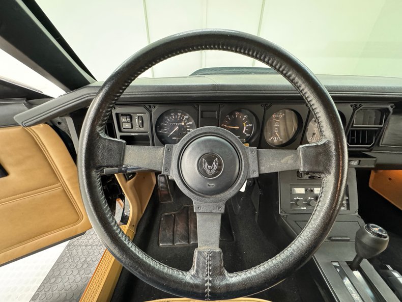Pontiac-Firebird-1982-Black-Tan-36