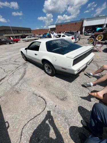 Pontiac-Firebird-1984-White-Light-Blue-Velour-27