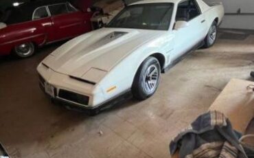 Pontiac-Firebird-1984-White-Light-Blue-Velour