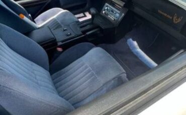 Pontiac-Firebird-1984-White-Light-Blue-Velour-7