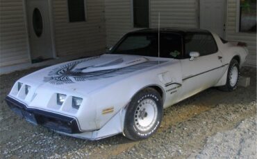 Pontiac-Firebird-trans-am-1981-White-Black-Red-2
