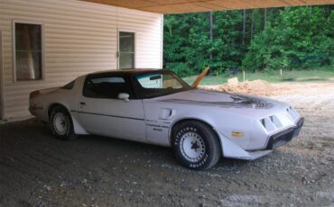 Pontiac-Firebird-trans-am-1981-White-Black-Red