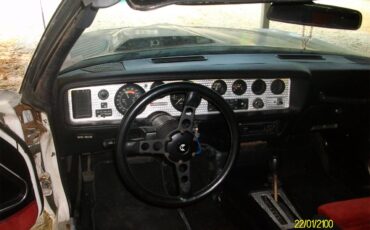 Pontiac-Firebird-trans-am-1981-White-Black-Red-4