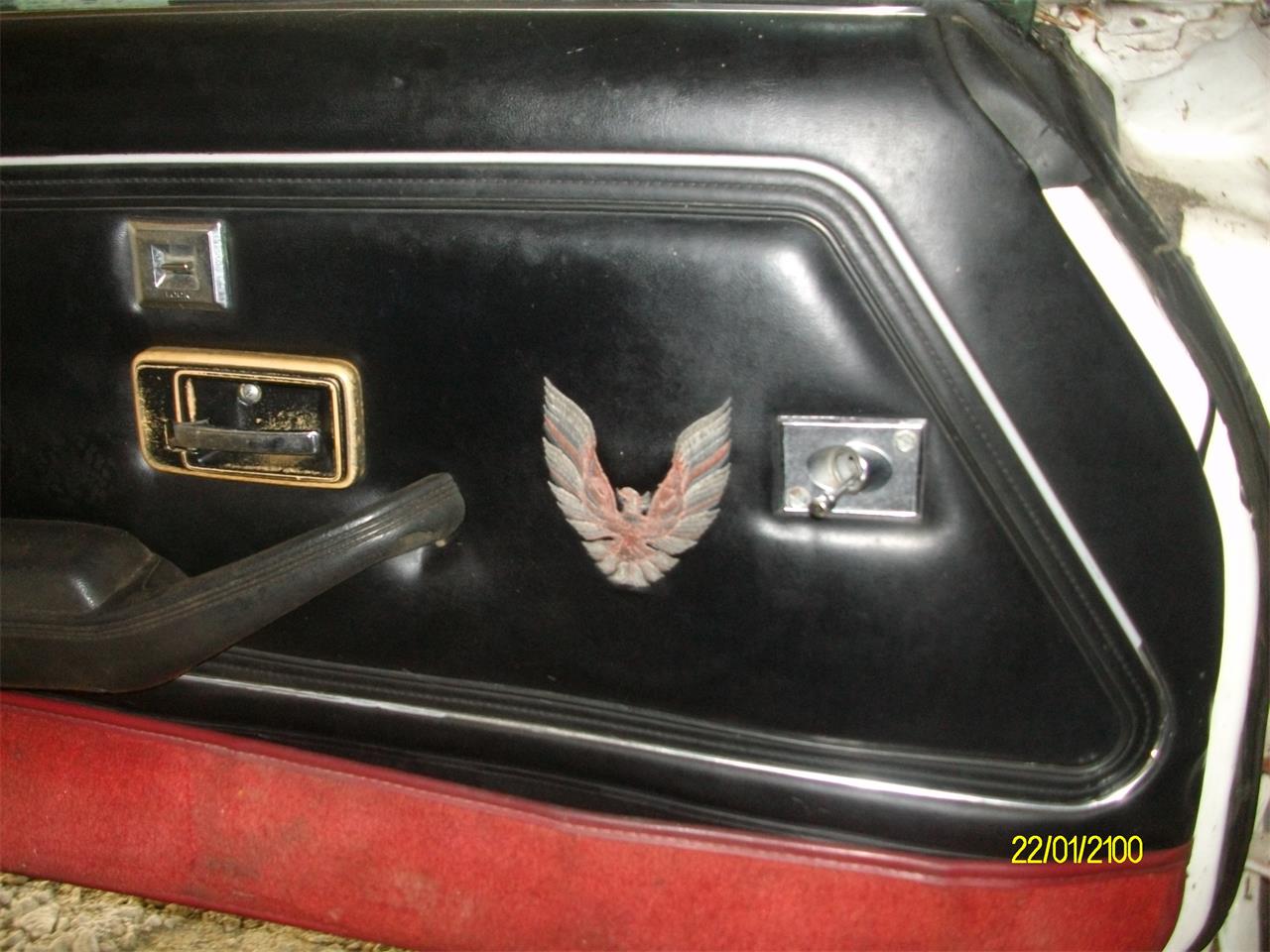 Pontiac-Firebird-trans-am-1981-White-Black-Red-7