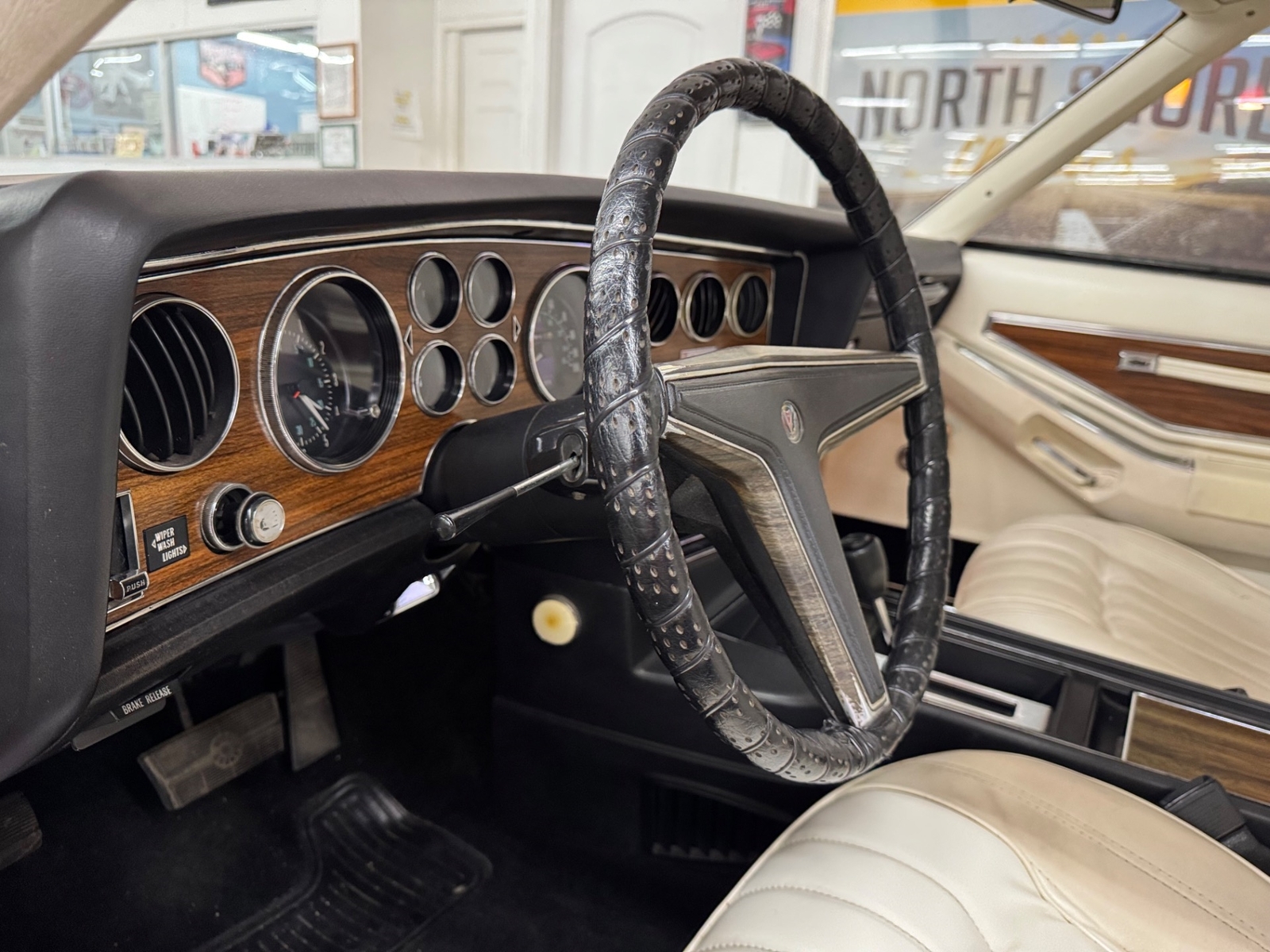Pontiac-Grand-Prix-1977-2-Door-31