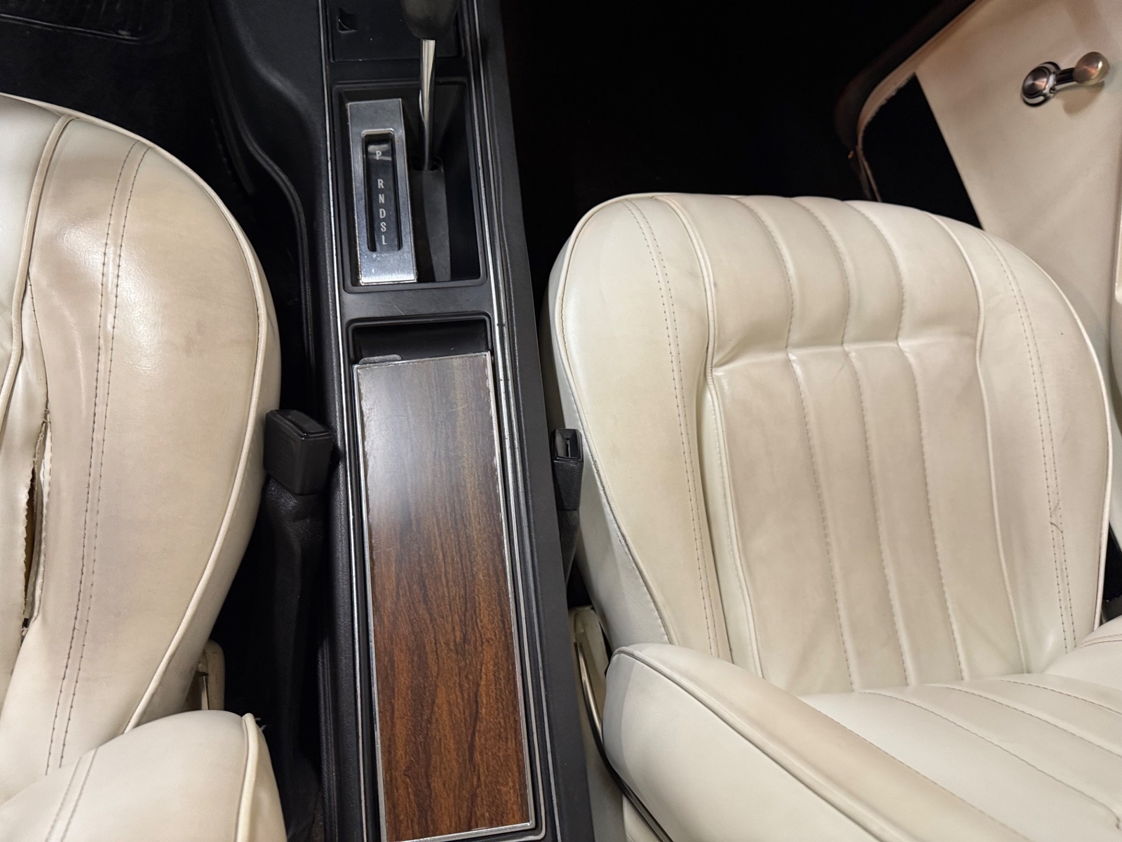 Pontiac-Grand-Prix-1977-2-Door-33