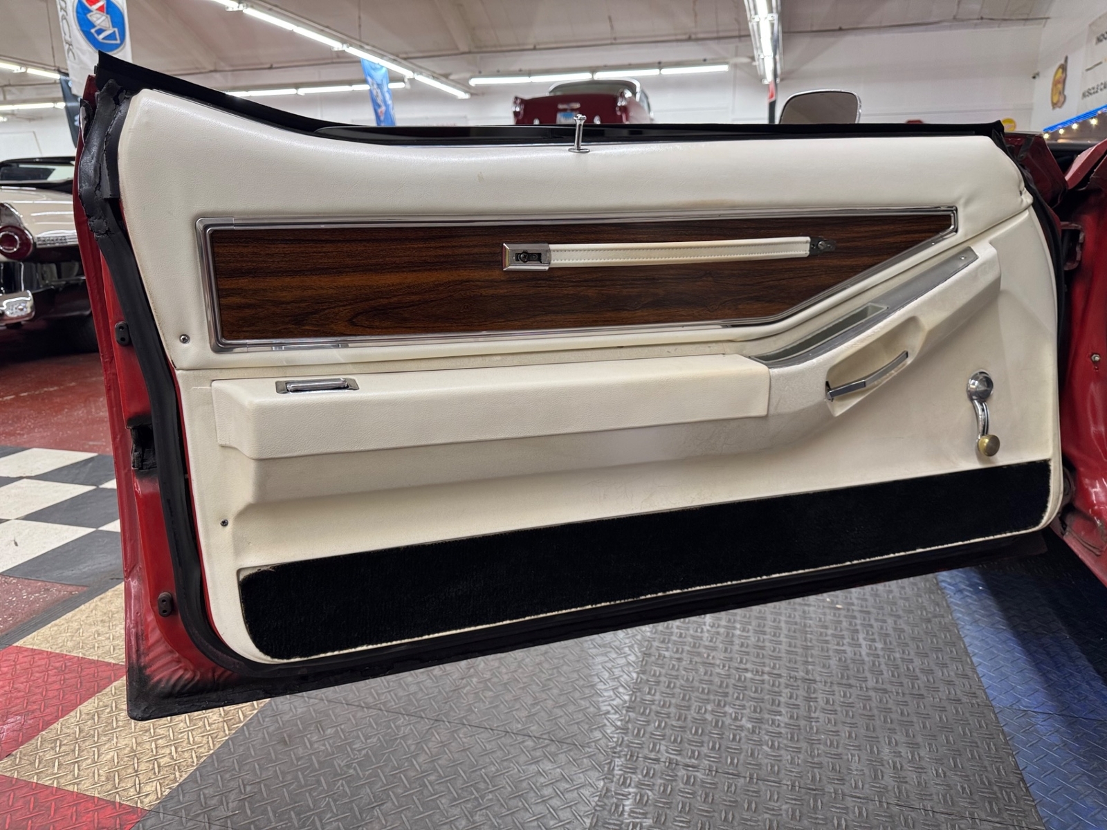 Pontiac-Grand-Prix-1977-2-Door-34