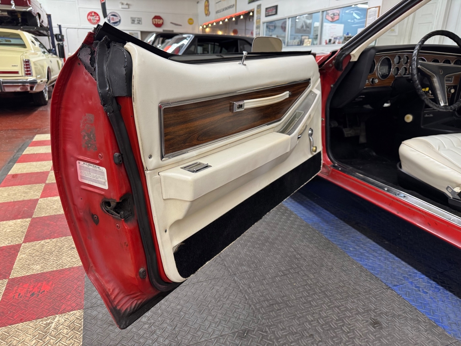 Pontiac-Grand-Prix-1977-2-Door-35