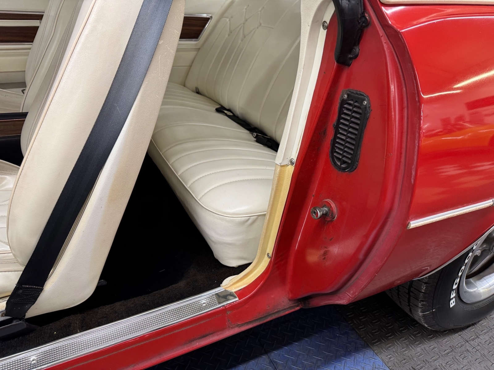 Pontiac-Grand-Prix-1977-2-Door-36