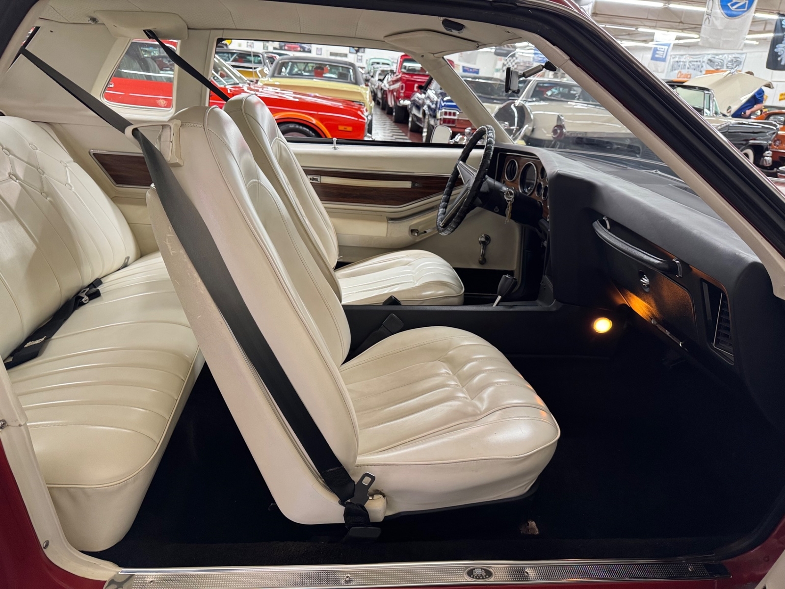Pontiac-Grand-Prix-1977-2-Door-39