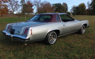 Pontiac-Grand-prix-1976-Silver-Maroon-5