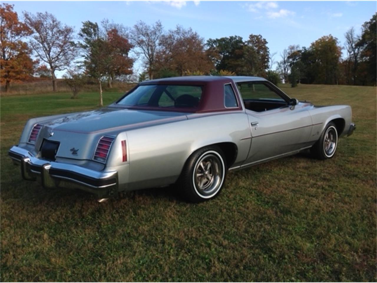 Pontiac-Grand-prix-1976-Silver-Maroon-5