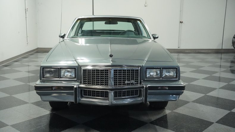 Pontiac-Grand-prix-1985-Medium-Gray-Medium-Dark-Gray-24