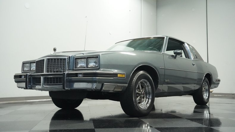 Pontiac-Grand-prix-1985-Medium-Gray-Medium-Dark-Gray-28