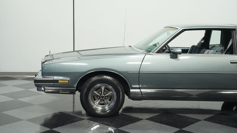 Pontiac-Grand-prix-1985-Medium-Gray-Medium-Dark-Gray-30