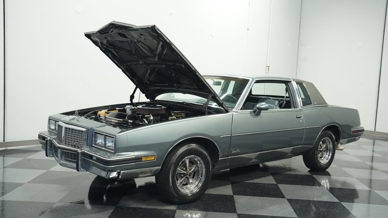 Pontiac-Grand-prix-1985-Medium-Gray-Medium-Dark-Gray-4