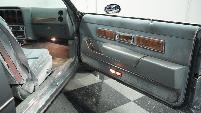 Pontiac-Grand-prix-1985-Medium-Gray-Medium-Dark-Gray-43