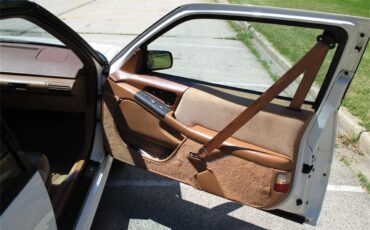 Pontiac-Grand-prix-1989-White-Beige-16