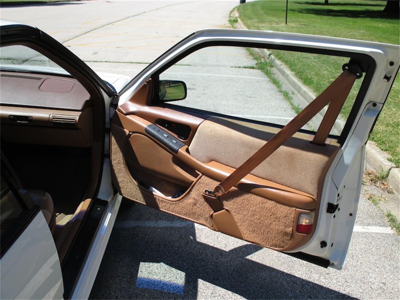 Pontiac-Grand-prix-1989-White-Beige-16