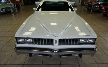 Pontiac-Le-Mans-1977-Classic-Car-12