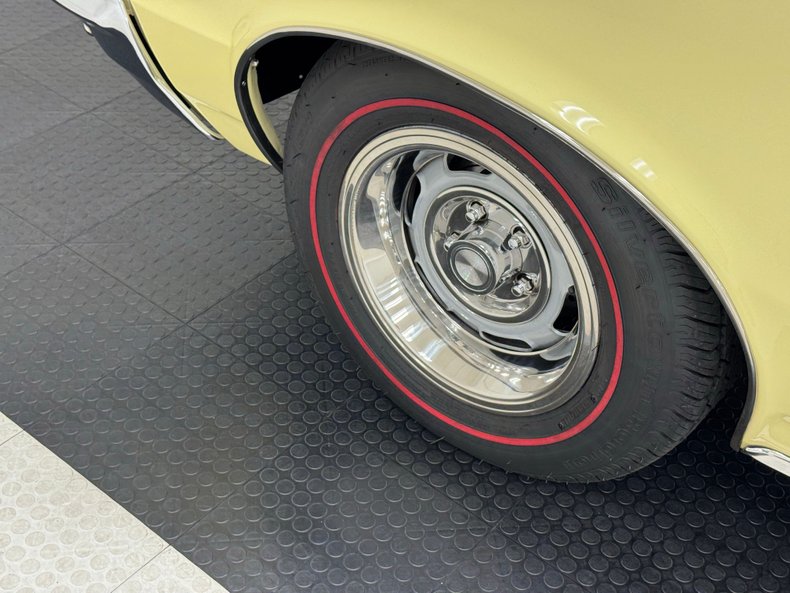 Pontiac-Lemans-1965-Mayfair-Maize-White-13