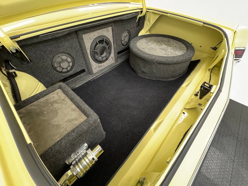 Pontiac-Lemans-1965-Mayfair-Maize-White-26