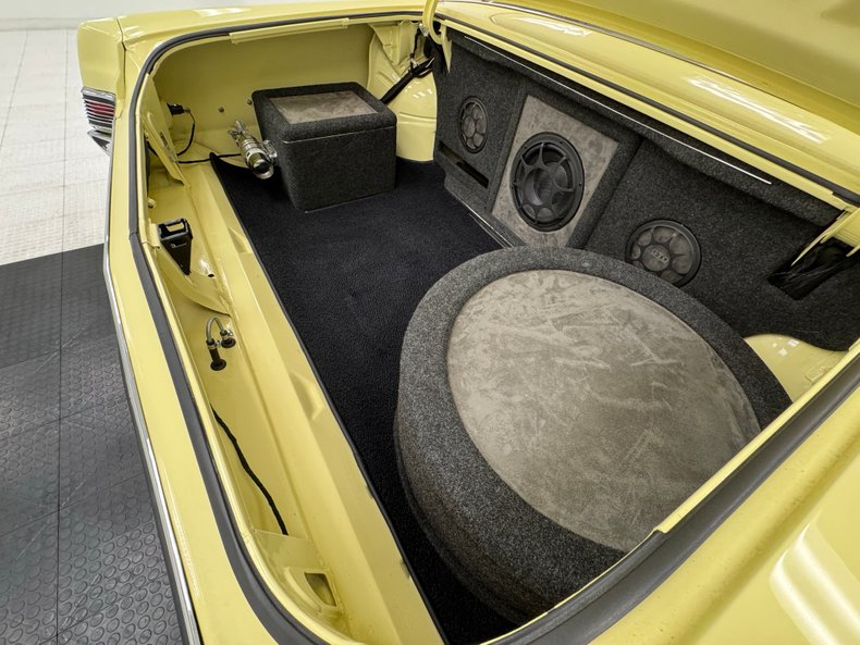 Pontiac-Lemans-1965-Mayfair-Maize-White-28