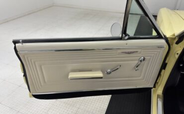 Pontiac-Lemans-1965-Mayfair-Maize-White-29
