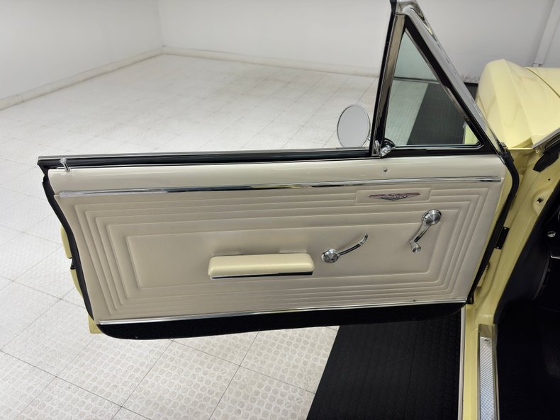 Pontiac-Lemans-1965-Mayfair-Maize-White-29