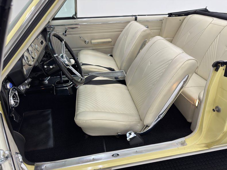 Pontiac-Lemans-1965-Mayfair-Maize-White-31