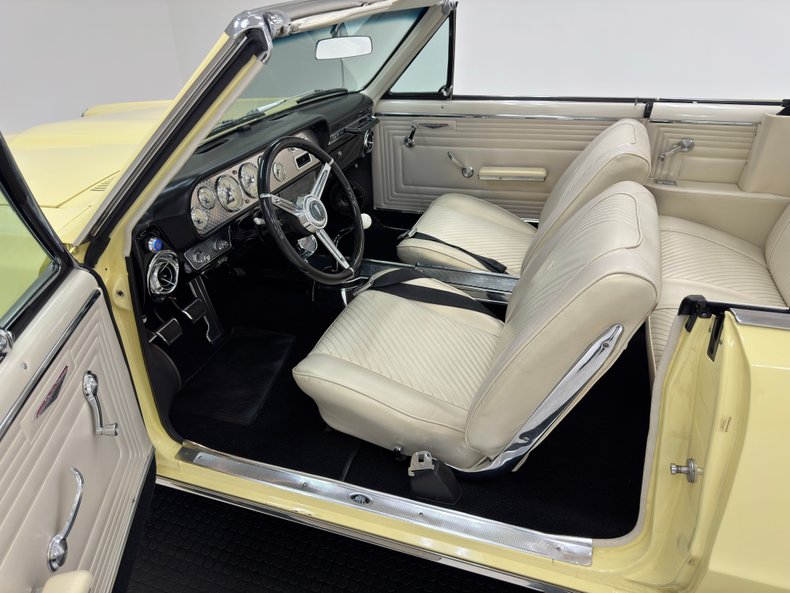 Pontiac-Lemans-1965-Mayfair-Maize-White-32