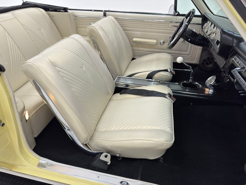 Pontiac-Lemans-1965-Mayfair-Maize-White-34
