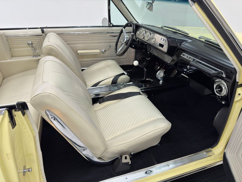 Pontiac-Lemans-1965-Mayfair-Maize-White-35