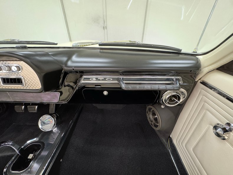 Pontiac-Lemans-1965-Mayfair-Maize-White-44