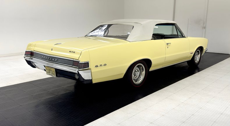 Pontiac-Lemans-1965-Mayfair-Maize-White-7